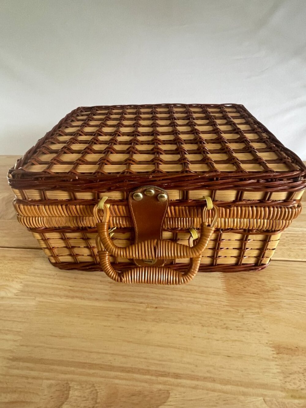 Elizabeth Arden Vintage Picnic Basket Set Wicker Red Gingham 4 Person - Picture 4 of 10